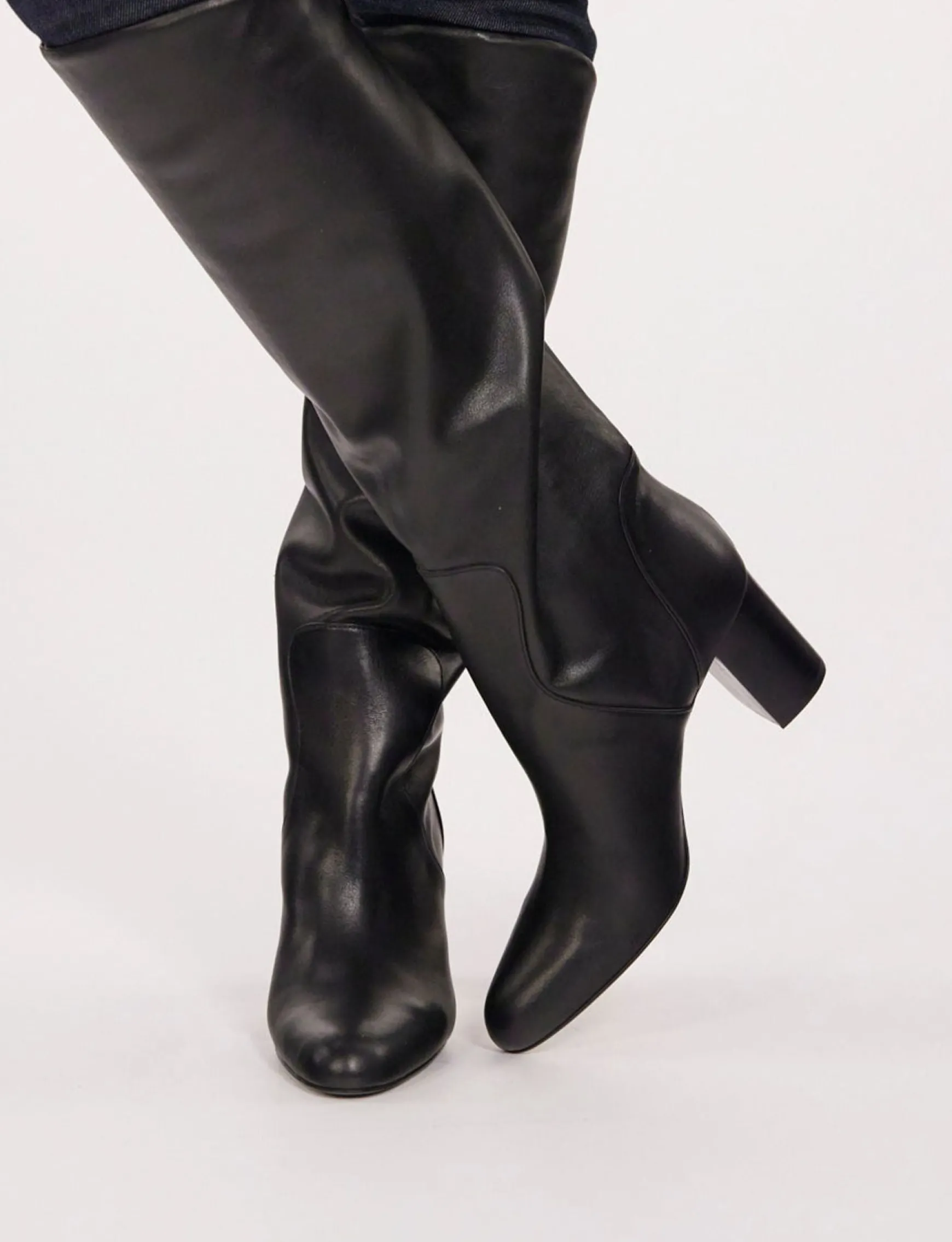 Black heel boot in calf leather