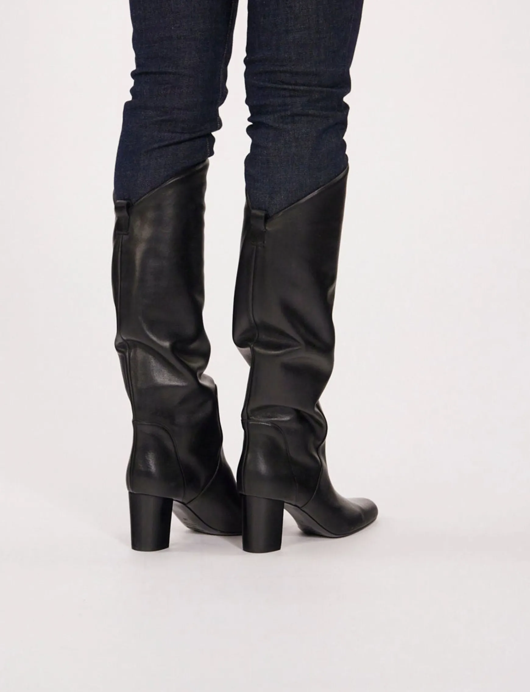 Black heel boot in calf leather