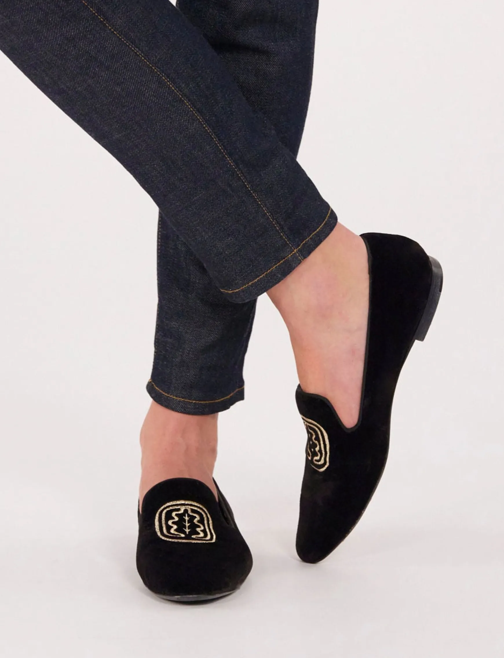 Black velvet embroidered slipper
