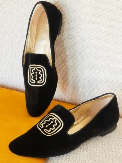 Black velvet embroidered slipper