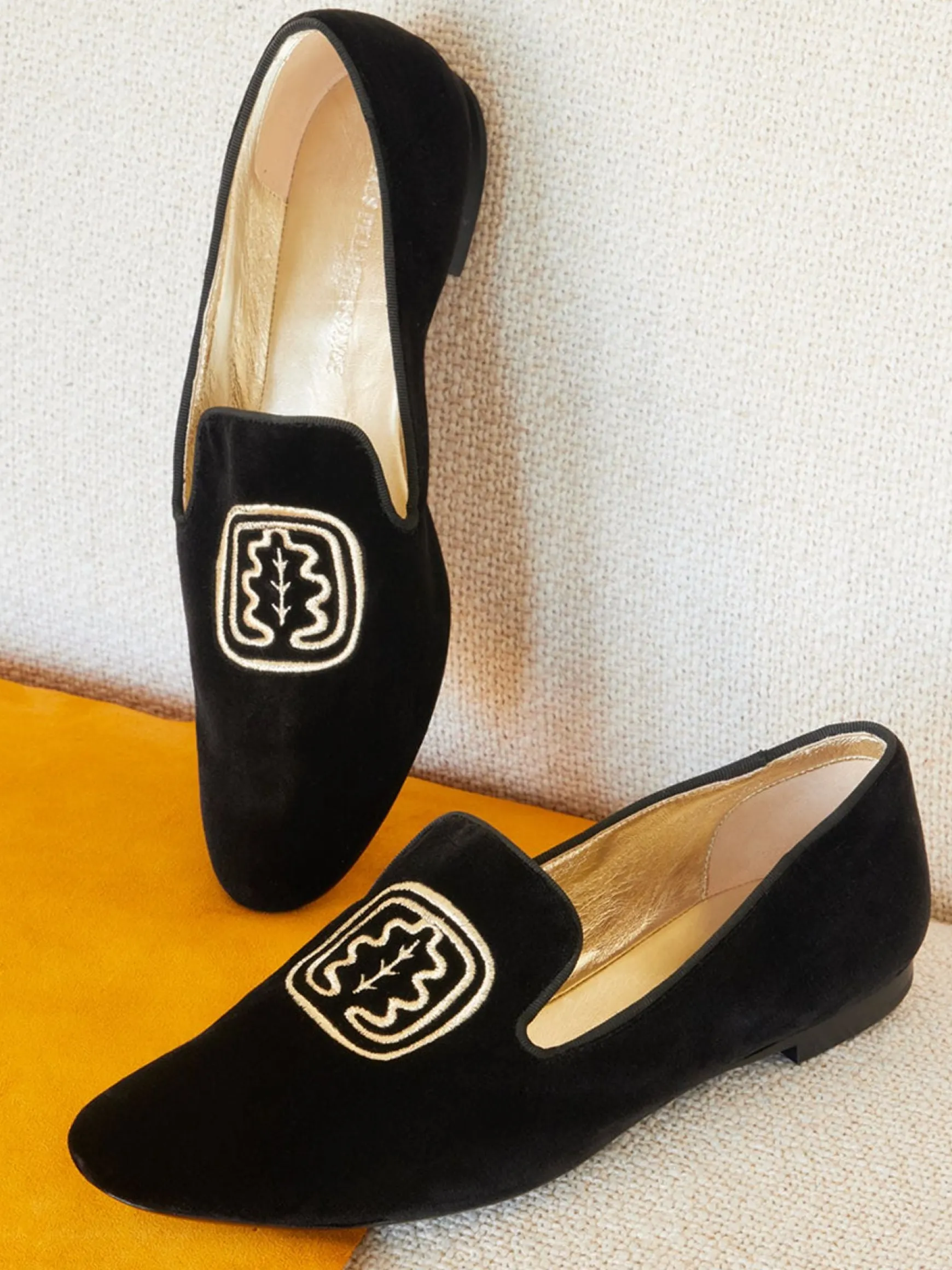 Black velvet embroidered slipper