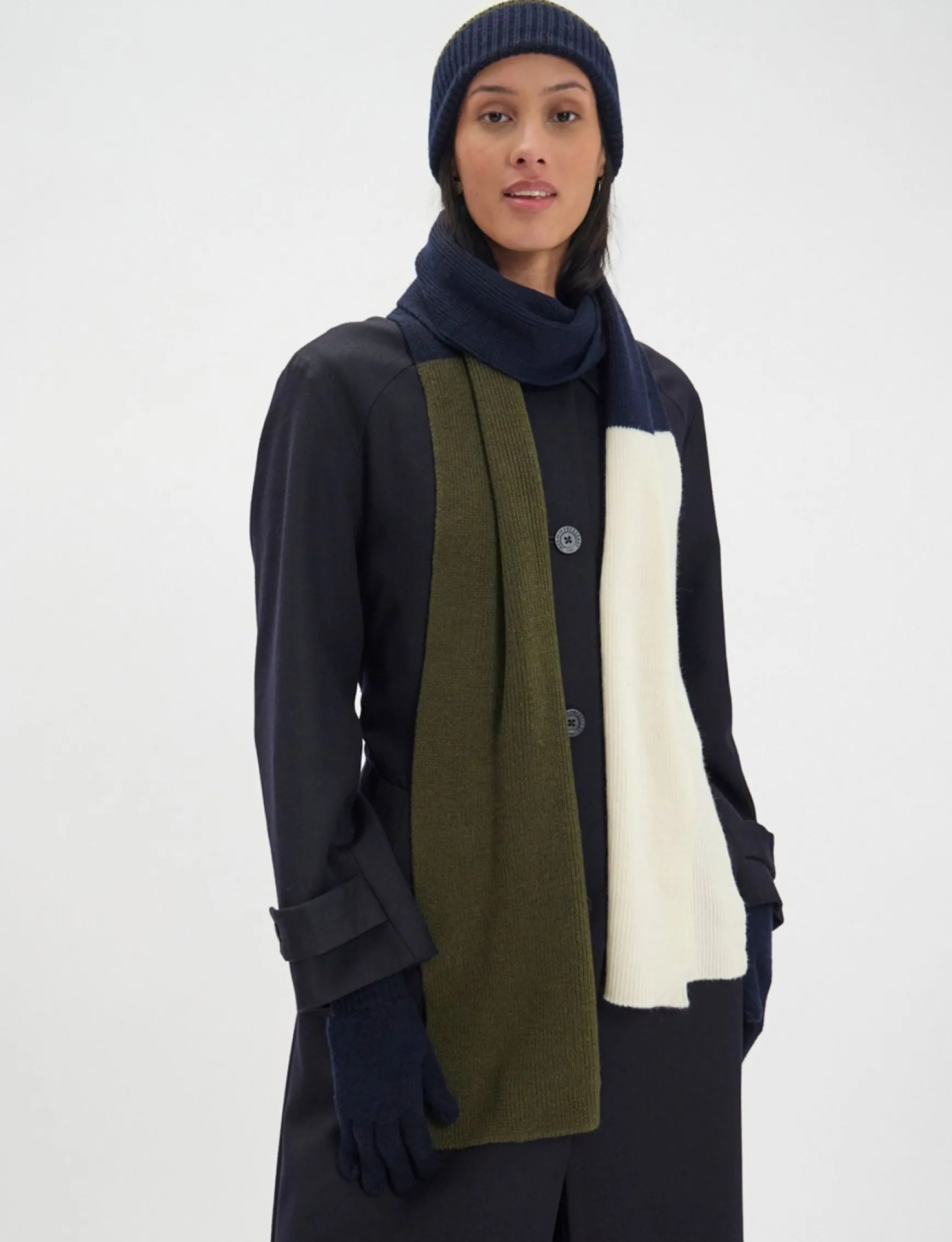 Ysée scarf in wool, navy, khaki and ecru