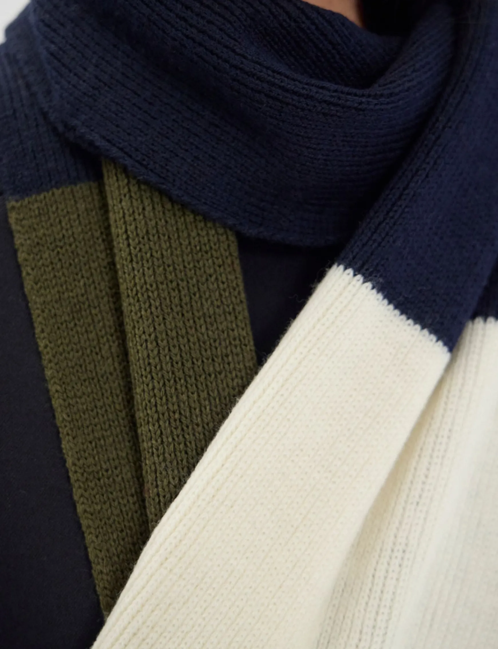 Ysée scarf in wool, navy, khaki and ecru